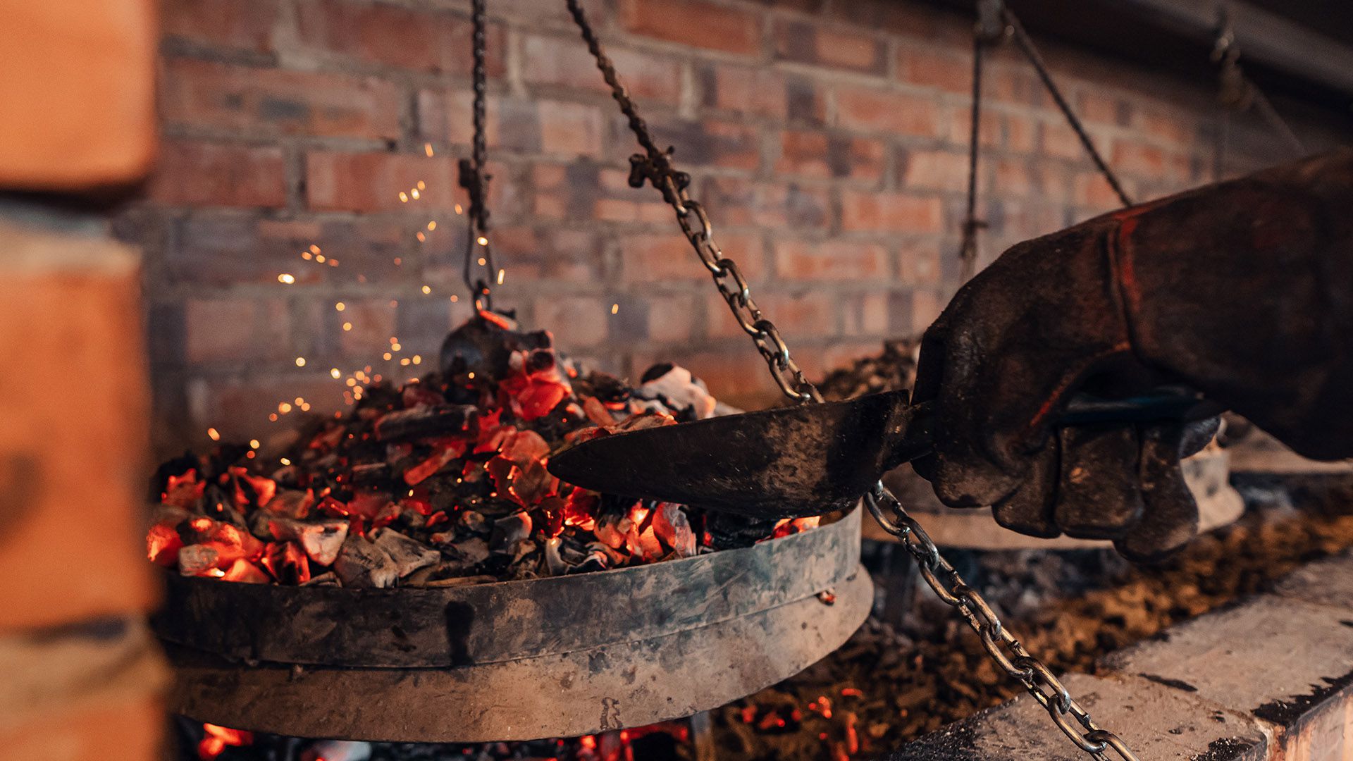 <p>Ovaj specijalitet se na jelovniku tradicionalne bosanskohercegovačke kuhinje nalazi još od davne 1462. godine.</p>
<p>Tradicija spravljanja pita, i razvijanja jufki u Bosni i Hercegovini počela je pod utjecajem Otomanskog carstva. Prvo se našla na jelovniku jedne sarajevske aščinice, a zatim se tradicija spremanja pite proširila na cijelu zemlju i već šest stoljeća je neizostavno jelo u svakodnevnoj prehrani.</p>
<p>Pita je dio obiteljske tradicije i poslužuje se u svim prigodama, od svečanih do obiteljskih okupljanja. Generacijama se ritual spremanja pite prenosio s majke na kćer i gotovo se u pravilu smatrao mjerilom kvalitete domaćice. Iako za njihovu pripremu treba dosta truda, nezamislivo je da se u kuću primi gost a da se na sofri ne nađe pita. Za dobru pitu, domaćica se morala namučiti da bi svladala određene vještine u postizanju željene strukture jufke, koju nije baš jednostavno napraviti. <br />Danas se smatra da su Bosanci i Hercegovci izradu jufke i pite doveli do savršenstva. Slavi se u pjesmama, poeziji i filmovima, a kao i sve genijalne stvari, i pita je nevjerojatno jednostavno jelo.</p>