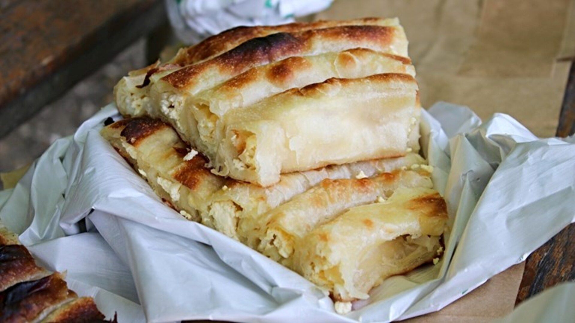 <h1 class="food-text-parsed title js-main-title">Nekima užas nad užasima, drugima najbolje pite u Zagrebu. Probali smo</h1>
<p></p>
<p>PITA CUT u zagrebačkom kvartu Utrine bio je prava senzacija kad se otvorio u kolovozu prošle godine. Nalazi se odmah pored tržnice i par puta smo subotom ujutro pokušali tamo kupiti doručak, ali je red bio toliki da nam se nikako nije dalo čekati. Inače, pite po sarajevskoj recepturi ovdje se peku pod sačem i tu su, kako iz Pita Cuta poručuju na svojoj web stranici, "za vaš doručak, ručak, večeru i užinu".</p>
<p>Burek i pite ovdje se ne plaćaju po komadu, već odaberete koliki komad želite, a plaćate po kilogramu, odnosno koliko vaga pokaže. Kilogram bureka košta 92, šarenog bureka 84, sirnice 80, krumpiruše 69, zeljanice 80 i tikvenice 76 kuna.</p>
<p>Radno vrijeme im je svaki dan od 8 ujutro do 9 navečer, osim nedjeljom, kad je Pita Cut otvoren do 3 popodne.</p>
<h3>Povratne reakcije su svakakve</h3>
<p>S obzirom na to da je Pita Cut otvoren već gotovo godinu dana, pogledali smo kakve su recenzije kupaca i našli smo svašta.</p>
<p>"Užas nad užasima. Jučer popodne kupljena skoro kila, sir i krumpir, niti sira, niti krumpira. Donji sloj zagoren i tvrd, tijesto debelo, nejestivo."</p>
<p>"Loše, meso prezačinjeno paprom, neujednačeno mljeveno, a u onoj s krumpirom se previše osjeti nedovoljno termički obrađeni luk i svako malo zagrizeš u polusirovu kockicu krumpira. Kore osrednje, mjestimično neravnomjerno motane pa je pita nedovoljno pečena na pojedinim mjestima. Ne vrijedi ni trećinu iznosa koji smo platili. Nikad više!"</p>
<p>"Vrhunske pite! Ovakve nećete naći po pekarama..."</p>
<p>"Najbolji ikada! Vrhunska ponuda i usluga! Izmame ti osmijeh na lice čim ih ugledaš. Sve ukusno i kupiš pola kioska!"</p>
<p>"Sad znamo gdje pojest odličan burek, pitu, nazovite kako hoćete! Svaka pohvala, malo je reći da smo i više nego zadovoljni, čista ste petica."</p>
<p>"Katastrofa. Osoblje neljubazno, tijesto sirovo. Dvije peke rade od moguće četiri, a red do avenije. Đaba vam reklame po medijima i brisanje komentara."</p>
<p>"Fino, ali pripremite volovske živce na višesatno čekanje. Vrijedi probati, ali ne vrijedi čekati", pišu ljubitelji pita i bureka svoje dojmove o Pita Cutu.</p>
<p>Ne bi bilo fer da vam samo prenesemo komentare drugih, pa smo otišli do Pita Cuta vidjeti je li odlično ili katastrofalno. Uspjeli smo dobiti svoj dio pite, a na kraju ni nismo dugo čekali.</p>
<h3>Sirnica</h3>
<p>Pita od sira, odnosno sirnica, dobra je, nimalo masna, a sočna. Kad smo kod masnog, nijedna od tri pite koje smo probali nije bila nauljena, kako to na nekim mjestima zna biti. Ima dovoljno nadjeva i dosta tijesta koje je jako fino. Blaga je i nije presoljena tako da nas nije "ubila" odmah ujutro. Nismo primijetili nikakvo sirovo tijesto koje se spominje u komentarima kupaca, a donji dio nije bio zagoren, već pečen normalno. Falilo nam je da je pita još malo zapečena s gornje strane.</p>
<h3>Šareni burek</h3>
<p>Šareni burek je "šaren" jer je s mesom i krumpirom. Okusom je malo jači, što je i logično. S obzirom na to da šareni burek nemamo baš prilike kupiti po ostalim mjestima gdje se prodaju pite i bureci, bio nam je osvježenje, a šteta što smo zaboravili kupiti jogurt jer bi jako dobro pasao uz njega. Kao i pita sa sirom, ni ovaj šareni burek nije mastan ni preslan.</p>
<p>Jedna recenzija nezadovoljnog kupca kaže - ima sirovog krumpira - sva sreća da nismo našli nijednu takvu kockicu, a ni meso nije bilo papreno, čak nimalo ljuto.</p>
<h3>Tikvenica</h3>
<p><span>Tikvenica nam je totalno iznenađenje i svidjela nam se najviše od svih. Kad smo zagrizli prvi zalogaj, nismo znali što točno očekivati, ali prvo što smo pomislili bilo je "wow". Samo tijesto i tikvice, bez sira - nismo očekivali da će biti tako dobro. Slatkasto, a slano i sočno iako smo se u prvi tren bojali da bi moglo biti suho. Tikvenica je definitivno bila zvijezda ovog finog doručka. Eh, da - sve skupa nas je koštalo 99 kuna, tako da svakako nije jeftino.</span></p>
<p><a href="https://www.index.hr/food/clanak/nekima-uzas-nad-uzasima-drugima-najbolje-pite-u-zagrebu-probali-smo/2374070.aspx?index_ref=naslovnica_food_d&fbclid=IwAR2RxnxMtyCMvbG1p5J5mcBJrPBJN_Rwr3Eh9PRfT_7_Tzb5KbdKxGZev2A">Link na članak</a></p>
<p>Autor: Ana Korenić</p>
<p>Foto: Index.hr</p>