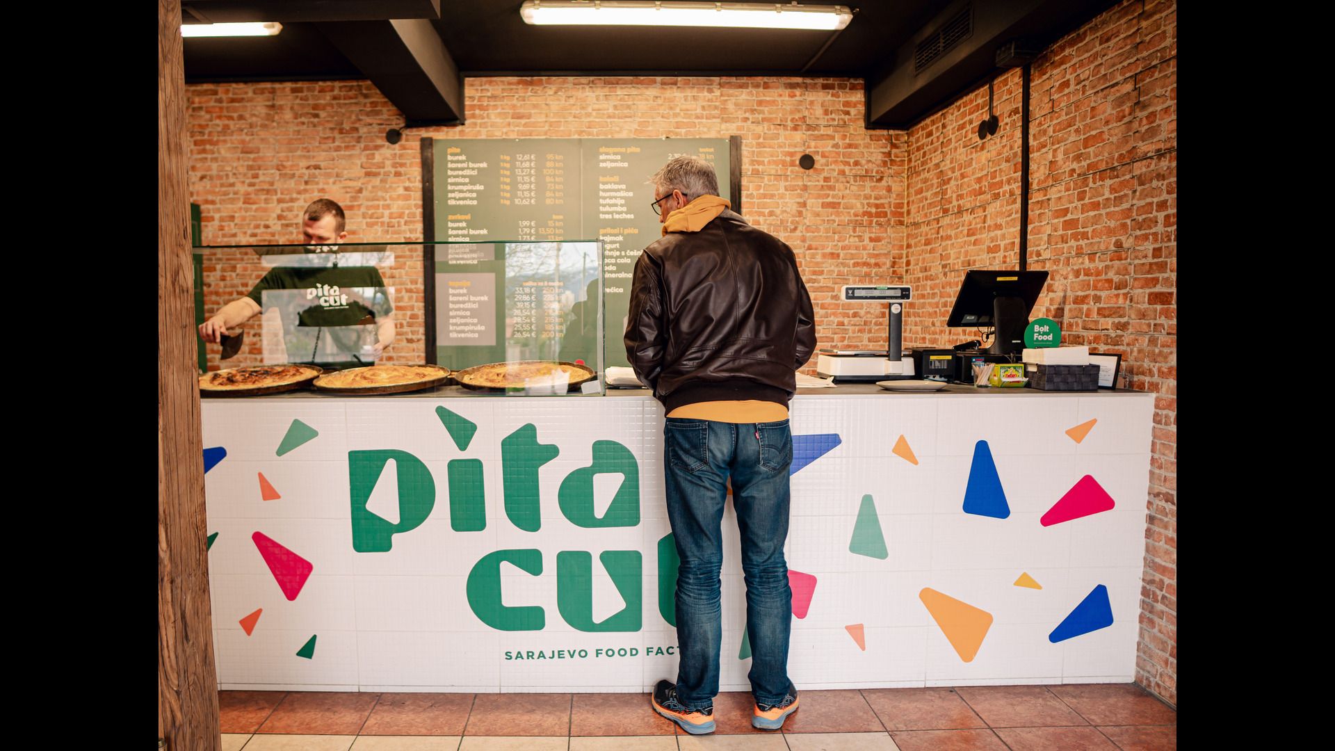 <p>PITA CUT u zagrebačkom kvartu Utrine bio je prava senzacija kad se otvorio u kolovozu prošle godine. Nalazi se odmah pored tržnice i par puta smo subotom ujutro pokušali tamo kupiti doručak, ali je red bio toliki da nam se nikako nije dalo čekati.</p>
<p>Inače, pite po sarajevskoj recepturi ovdje se peku pod sačem i tu su, kako iz Pita Cuta poručuju na svojoj web stranici, "za vaš doručak, ručak, večeru i užinu".</p>
<h3>Od danas na Trešnjevci</h3>
<p>Nakon što su osvojili kupce na utrinskoj tržnici, ekipa iz Pita Cuta od danas se može naći i na Trešnjevci.</p>
<p><span>"Trešnjevka, stigli smo! Sutra od 09:00 počinje s radom Pita Cut Trešnjevka u ulici Dužice 30, iza Trešnjevačkog placa. Dobro nam došli", objavili su sinoć na </span><a href="https://www.facebook.com/PitaCutZagreb" target="_blank" rel="noopener">Facebooku</a><span>.</span></p>
<h3>Na Utrini od 2021.</h3>
<p>Pita Cut su 2021. godine na utrinskoj tržnici pokrenuli Alvedin Huzejrović i njegova supruga Selma Hadžić Huzejrović i odmah izazvali veliko zanimanje javnosti. Burek i pite ovdje se ne plaćaju po komadu, već odaberete koliki komad želite, a plaćate po kilogramu, odnosno koliko vaga pokaže.</p>
<p>Pite pripremaju iskusni pita-majstori koji jufke razvlače posebnom tehnikom koja uključuje bacanje plahte tijesta u zrak, a u ponudi imaju burek, šareni burek, sjeckani burek, buredžike, sirnicu, krumpiruše, zeljanicu i tikvenicu. </p>
<p>U nastavku možete pročitati naš osvrt na utrinski Pita Cut, koji smo posjetili prošlog ljeta: <a href="https://www.index.hr/food/clanak/nekima-uzas-nad-uzasima-drugima-najbolje-pite-u-zagrebu-probali-smo/2374070.aspx" target="_blank" rel="noopener">Nekima užas nad užasima, drugima najbolje pite u Zagrebu. Probali smo ih</a>.</p>
<p><a href="https://www.index.hr/food/clanak/sarajevo-je-sad-jos-malo-blize-pita-cut-otvorio-lokal-na-tresnjevci/2440139.aspx?fbclid=IwAR2RKC462rF_tSQmvL5UtCH2UpstMYLA2zqW2SlPZu9E2cKLYBI54zYaITc">Link na članak</a></p>
<p>Autor: <span>Index Food</span></p>