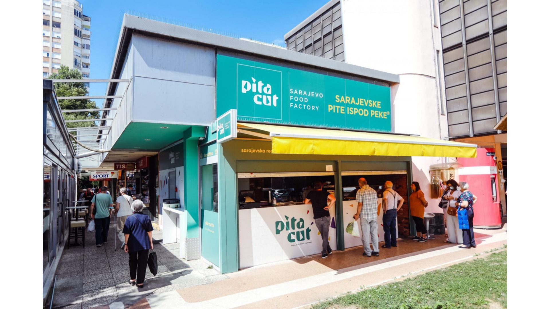 <p><span>I opet smo se uvjerili da je Pita Cut još uvijek mjesto gdje se jede najbolji burek u Zagrebu. Posjetili smo ih prije dvije godine kad su otvorili piteriju u sklopu utrinskog placa. Nije im trebala ni reklama ni putokaz do njihove piterije jer je red bio toliko dugačak za pite ispod sača da si samo trebao posljednjeg u redu pitati: "Oprostite, jeste vi zadnji za burek?", nešto kao kad idete na vađenje krvi kod doktora.</span></p>
<p><span><img src="/assets/photos/editor/o_29645891_1280.jpg" width="600" height="600" alt="" /></span></p>
<p><span>Vidjeli smo da imaju i neke novitete kao slagane pite koje prije nisu imali, a kako smo odlučili uzeti nekoliko vrsta bureka i pogostiti se u uredu, ponijeli smo i slagane zeljanice i sirnice. Osim toga, novost je da imaju i kolače, prave starinske rađene po sarajevskoj recepturi. Nađe se tu tulumbi, hurmašica, baklava, tufahija i varijanta slatke pite s vrhnjem i karamelom (Tres Leche). Komad košta od 2,26 eura na više, a posebno su im dobre hurmašice kad ih ostavite da se još dodatno ohlade u frižideru.</span></p>
<p><span>Pite nisu masne. Kad smo prvi put razgovarali s Alvedinom Huzejrovićem, vlasnikom Pita cuta, uvjeravao nas je da prava pita nikad nije masna i da je dobra samo ako ti je dovoljna jedna maramica nakon obroka za brisanje ruka.</span></p>
<p><span>Za pitu je bitno da bude lijepe zlatnožute boje, a kad se peku ispod sača one se zapravo kuhaju u vlastitom soku. Najbolje ih je praviti u bakrenim tepsijama jer bakar provodi toplinu, a to sve primjenjuju u Pita Cutu.</span></p>
<p><span>Cijene su više od prosječnih, ali to je i razumljivo ako se uzme u obzir kvaliteta namirnica i domaće jufke koje sami razvlače. Slagane pite koštaju 2,39 eura za komad, a kilogram buredžika malo više od 13 eura što je oko sto kuna. Pita cut se trenutno nalazi na dvije lokacije, na utrinskom placu i na Trešnjevci na adresi Dužice 30.</span></p>
<p><a href="https://www.jutarnji.hr/dobrahrana/price/pita-cut-i-dalje-prodaje-najbolji-burek-u-gradu-buredzici-pjevaju-sedam-jezika-a-novitet-su-slagane-pite-15351979"><span>Link na članak</span></a></p>
<p><span>Autor: Dobrahrana.hr/Jutarnji list</span></p>
<p><span>Foto: Marko Todorov/Cropix i Privatna arhiva</span></p>
<p></p>