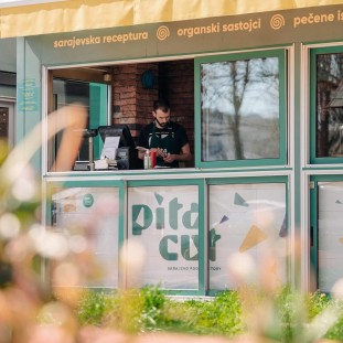 Dragi prijatelji,
31.12. smo s vama do 19:00 sati.

U periodu od 01.01. do 10.01.2024. Pita Cut #Utrina će biti na kolektivnom godišnjem odmoru. S vama smo ponovno u subotu, 11.01.2025.

Pita Cut #Trešnjevka (Dužice 30) će raditi po uobičajenom radnom vremenu: ponedjeljak-subota od 08:00 do 21:00, te nedjeljom od 08:00 do 14:00.

Puno zdravlja, sreće i uspjeha u novoj, 2025. godini želi vam Pita Cut! ❤